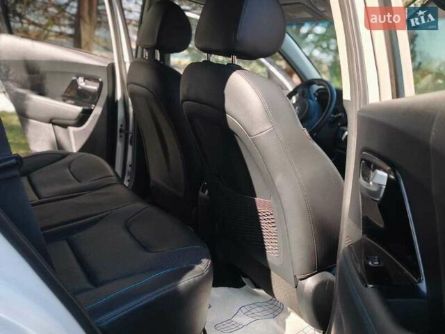 Белый Киа Niro, объемом двигателя 0 л и пробегом 78 тыс. км за 17900 $, фото 7 на Automoto.ua