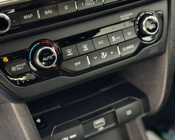 Білий Кіа Niro, об'ємом двигуна 0 л та пробігом 117 тис. км за 19750 $, фото 47 на Automoto.ua