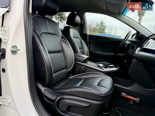 Білий Кіа Niro, об'ємом двигуна 0 л та пробігом 89 тис. км за 18950 $, фото 79 на Automoto.ua