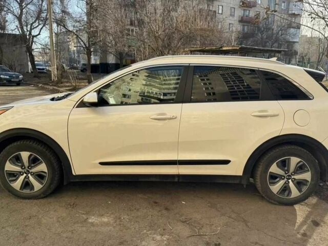 Белый Киа Niro, объемом двигателя 1.6 л и пробегом 100 тыс. км за 12000 $, фото 6 на Automoto.ua
