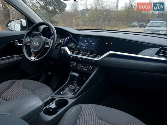 Білий Кіа Niro, об'ємом двигуна 1.6 л та пробігом 215 тис. км за 16800 $, фото 23 на Automoto.ua