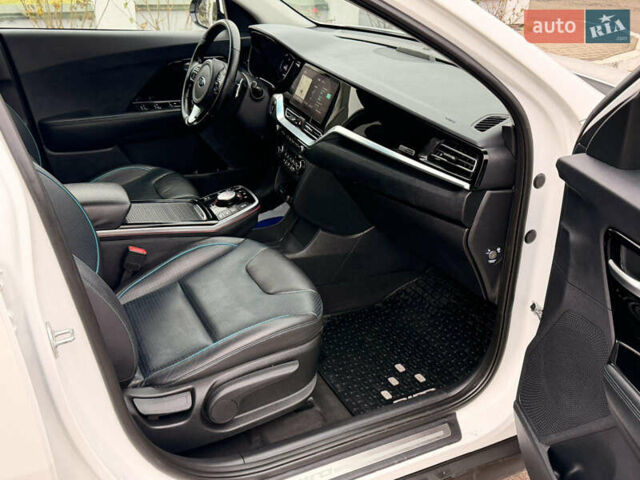 Білий Кіа Niro, об'ємом двигуна 0 л та пробігом 112 тис. км за 18300 $, фото 9 на Automoto.ua