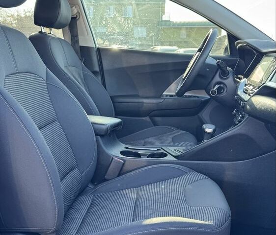 Білий Кіа Niro, об'ємом двигуна 1.6 л та пробігом 37 тис. км за 19700 $, фото 17 на Automoto.ua