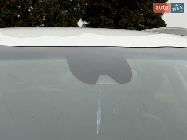 Білий Кіа Niro, об'ємом двигуна 0 л та пробігом 141 тис. км за 19499 $, фото 78 на Automoto.ua