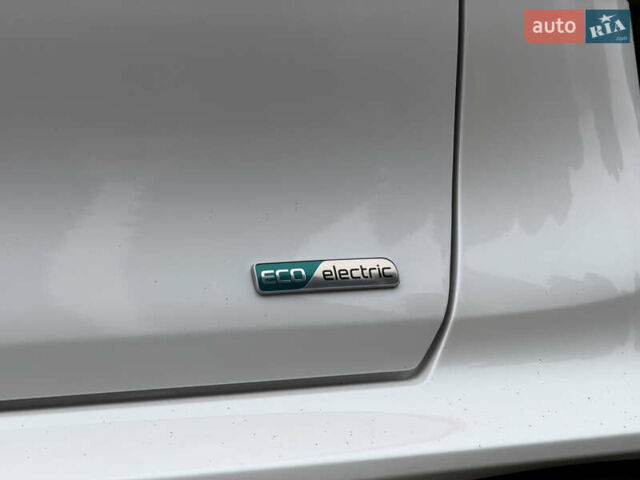 Білий Кіа Niro, об'ємом двигуна 0 л та пробігом 141 тис. км за 19499 $, фото 20 на Automoto.ua