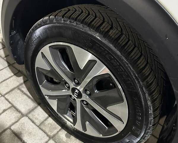 Белый Киа Niro, объемом двигателя 0 л и пробегом 94 тыс. км за 19855 $, фото 68 на Automoto.ua