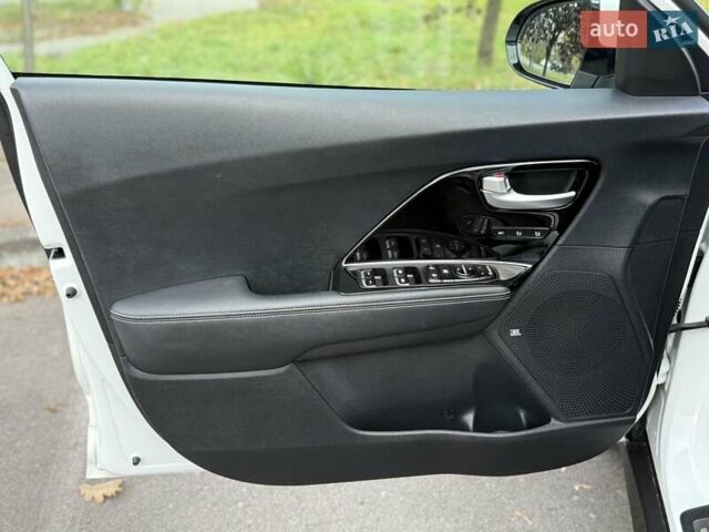 Білий Кіа Niro, об'ємом двигуна 0 л та пробігом 168 тис. км за 18455 $, фото 15 на Automoto.ua
