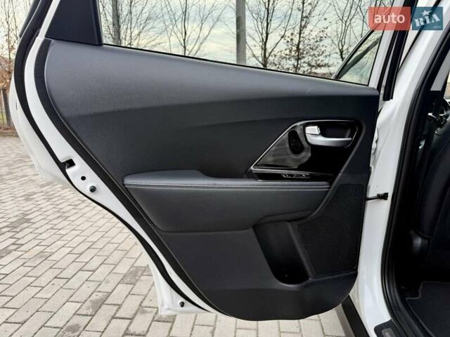 Білий Кіа Niro, об'ємом двигуна 0 л та пробігом 89 тис. км за 18950 $, фото 97 на Automoto.ua