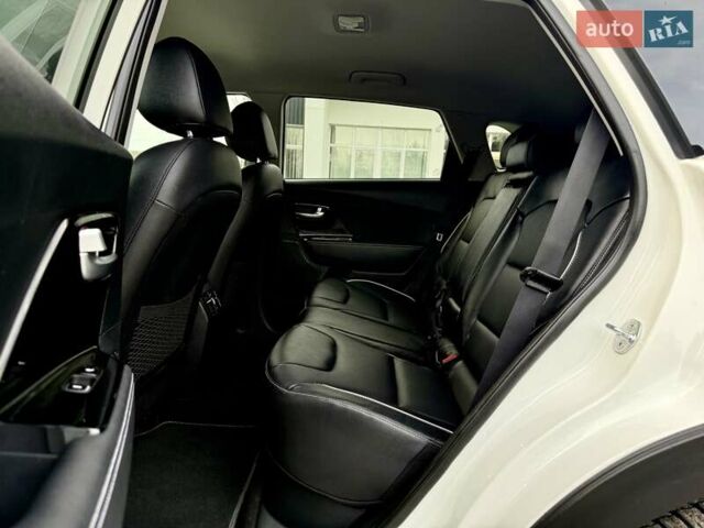 Білий Кіа Niro, об'ємом двигуна 0 л та пробігом 89 тис. км за 18950 $, фото 100 на Automoto.ua