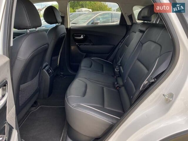 Білий Кіа Niro, об'ємом двигуна 0 л та пробігом 112 тис. км за 22900 $, фото 40 на Automoto.ua