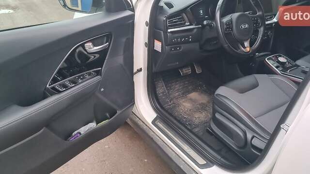 Белый Киа Niro, объемом двигателя 0 л и пробегом 144 тыс. км за 18800 $, фото 19 на Automoto.ua