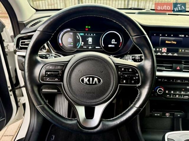 Білий Кіа Niro, об'ємом двигуна 0 л та пробігом 89 тис. км за 18950 $, фото 59 на Automoto.ua