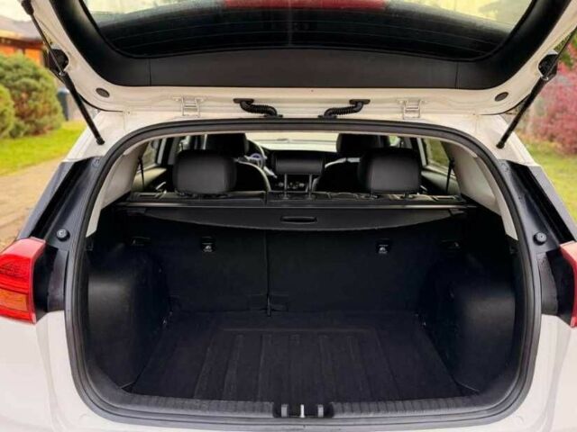 Белый Киа Niro, объемом двигателя 1.6 л и пробегом 148 тыс. км за 10000 $, фото 9 на Automoto.ua