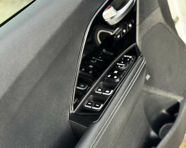 Білий Кіа Niro, об'ємом двигуна 0 л та пробігом 117 тис. км за 19750 $, фото 41 на Automoto.ua