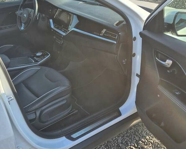 Белый Киа Niro, объемом двигателя 0 л и пробегом 134 тыс. км за 19999 $, фото 21 на Automoto.ua