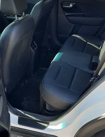 Белый Киа Niro, объемом двигателя 1.58 л и пробегом 64 тыс. км за 18900 $, фото 15 на Automoto.ua