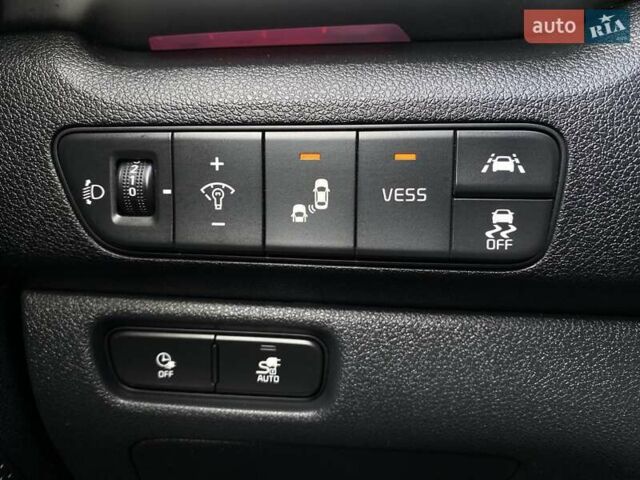 Білий Кіа Niro, об'ємом двигуна 0 л та пробігом 112 тис. км за 22900 $, фото 6 на Automoto.ua