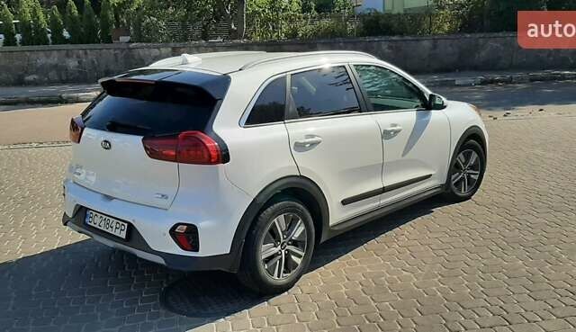 Белый Киа Niro, объемом двигателя 1.58 л и пробегом 64 тыс. км за 18900 $, фото 3 на Automoto.ua
