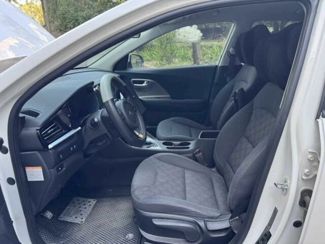 Белый Киа Niro, объемом двигателя 1.6 л и пробегом 100 тыс. км за 12000 $, фото 10 на Automoto.ua