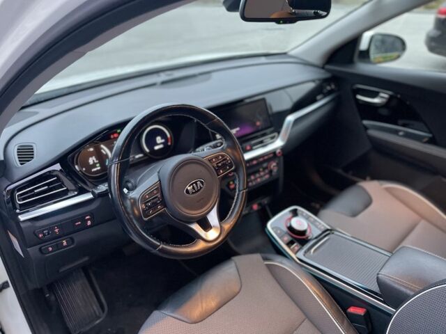 Білий Кіа Niro, об'ємом двигуна 0 л та пробігом 106 тис. км за 19500 $, фото 4 на Automoto.ua