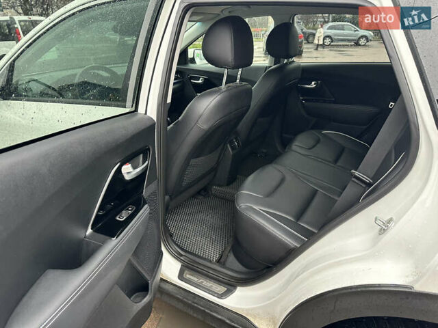 Белый Киа Niro, объемом двигателя 0 л и пробегом 75 тыс. км за 18300 $, фото 8 на Automoto.ua