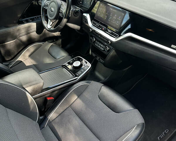 Киа Niro 2020 в Львове на Automoto.ua Белый Киа Niro, объемом двигателя 0 л и пробегом 129 тыс. км за 18350 $, фото 53 на Automoto.ua