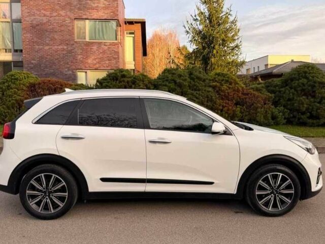 Белый Киа Niro, объемом двигателя 1.6 л и пробегом 148 тыс. км за 10000 $, фото 2 на Automoto.ua