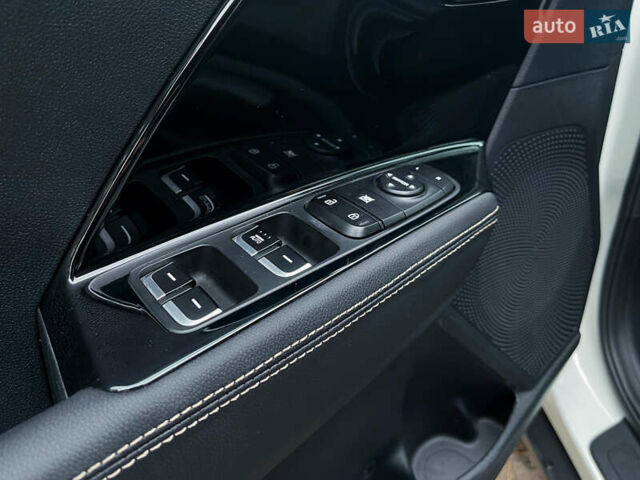 Білий Кіа Niro, об'ємом двигуна 1.6 л та пробігом 215 тис. км за 16800 $, фото 19 на Automoto.ua