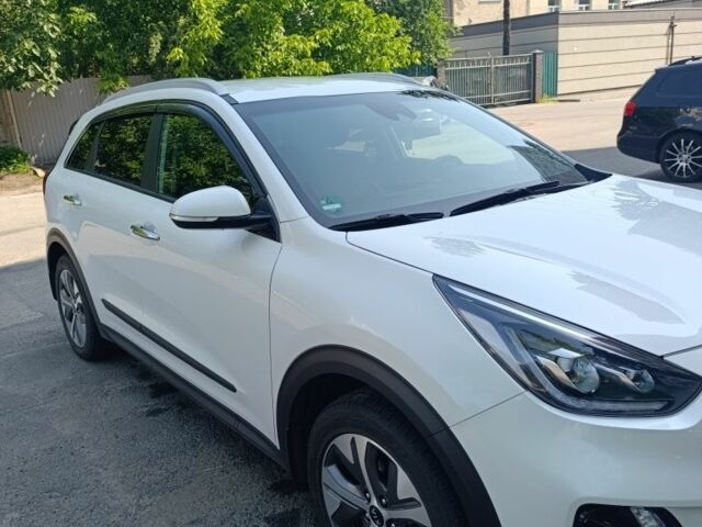 Белый Киа Niro, объемом двигателя 0 л и пробегом 120 тыс. км за 21000 $, фото 4 на Automoto.ua