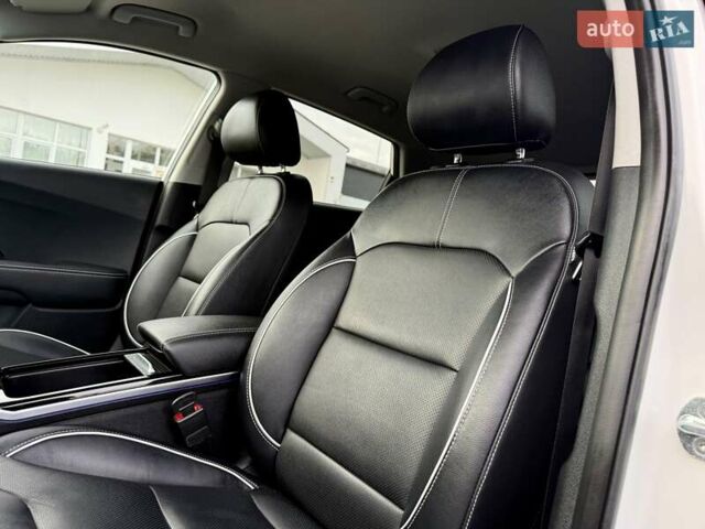 Білий Кіа Niro, об'ємом двигуна 0 л та пробігом 89 тис. км за 18950 $, фото 53 на Automoto.ua