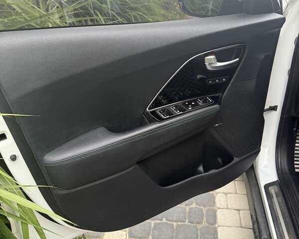 Білий Кіа Niro, об'ємом двигуна 0 л та пробігом 133 тис. км за 18500 $, фото 10 на Automoto.ua