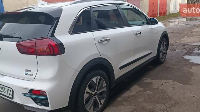 Белый Киа Niro, объемом двигателя 0 л и пробегом 144 тыс. км за 18800 $, фото 24 на Automoto.ua