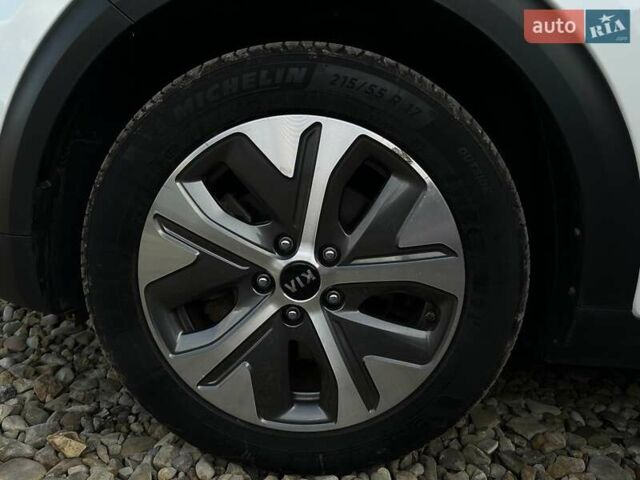 Білий Кіа Niro, об'ємом двигуна 0 л та пробігом 62 тис. км за 24400 $, фото 23 на Automoto.ua