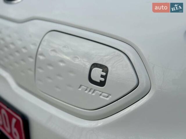Білий Кіа Niro, об'ємом двигуна 0 л та пробігом 89 тис. км за 18950 $, фото 24 на Automoto.ua