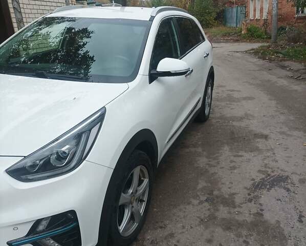 Белый Киа Niro, объемом двигателя 0 л и пробегом 200 тыс. км за 19000 $, фото 3 на Automoto.ua