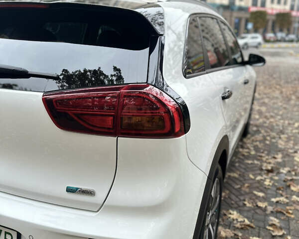 Киа Niro 2020 в Ирпене на Automoto.ua Белый Киа Niro, объемом двигателя 0 л и пробегом 79 тыс. км за 21000 $, фото 16 на Automoto.ua