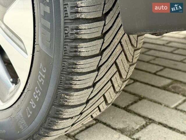 Білий Кіа Niro, об'ємом двигуна 0 л та пробігом 89 тис. км за 18950 $, фото 39 на Automoto.ua