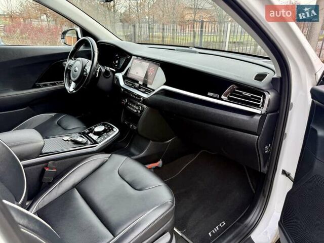 Білий Кіа Niro, об'ємом двигуна 0 л та пробігом 89 тис. км за 18950 $, фото 82 на Automoto.ua