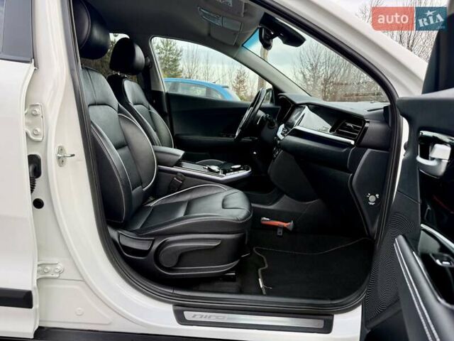 Білий Кіа Niro, об'ємом двигуна 0 л та пробігом 89 тис. км за 18950 $, фото 78 на Automoto.ua