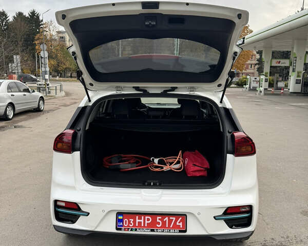 Белый Киа Niro, объемом двигателя 0 л и пробегом 101 тыс. км за 21200 $, фото 4 на Automoto.ua