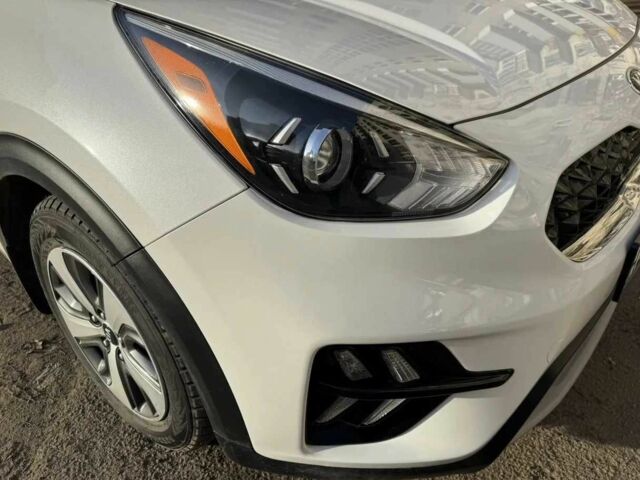 Белый Киа Niro, объемом двигателя 1.6 л и пробегом 100 тыс. км за 12000 $, фото 5 на Automoto.ua