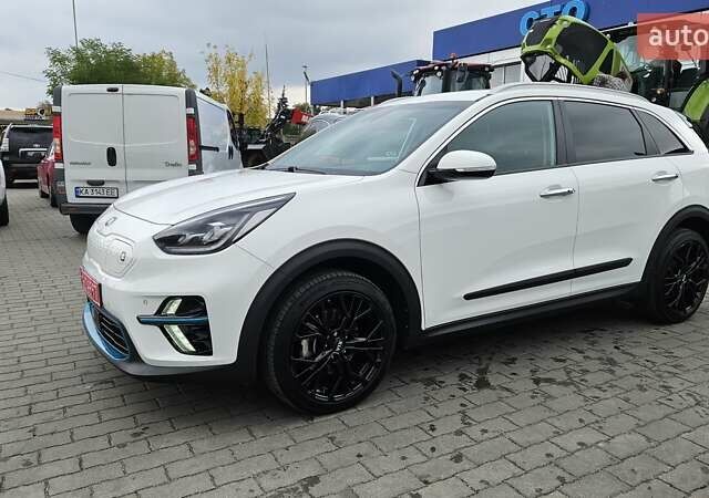 Киа Niro 2020 в Радомышле на Automoto.ua Белый Киа Niro, объемом двигателя 0 л и пробегом 73 тыс. км за 22300 $, фото 2 на Automoto.ua