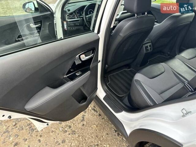Білий Кіа Niro, об'ємом двигуна 0 л та пробігом 147 тис. км за 18800 $, фото 46 на Automoto.ua