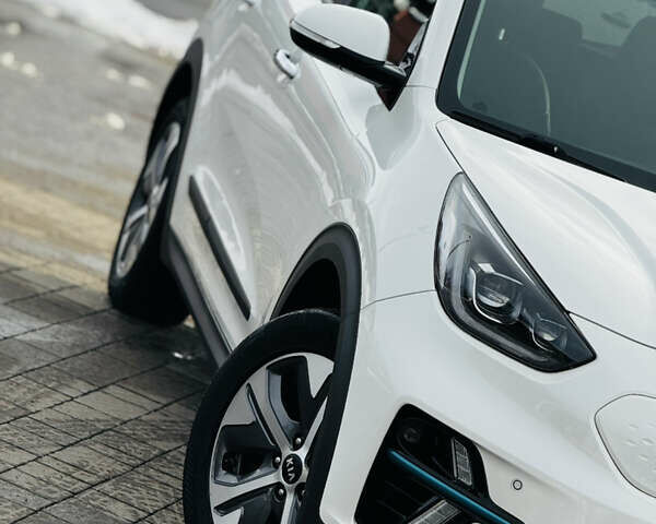 Білий Кіа Niro, об'ємом двигуна 0 л та пробігом 117 тис. км за 19750 $, фото 3 на Automoto.ua