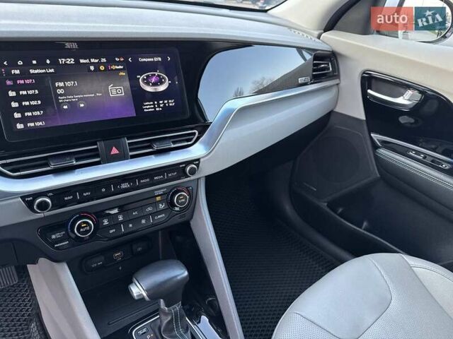 Білий Кіа Niro, об'ємом двигуна 1.58 л та пробігом 60 тис. км за 21000 $, фото 29 на Automoto.ua