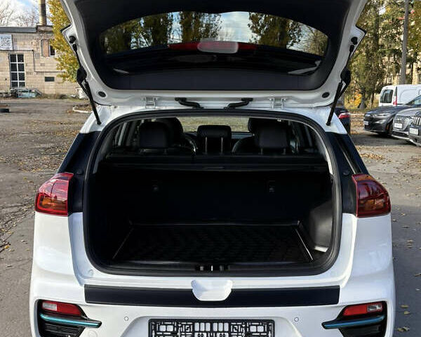 Белый Киа Niro, объемом двигателя 0 л и пробегом 140 тыс. км за 19450 $, фото 4 на Automoto.ua