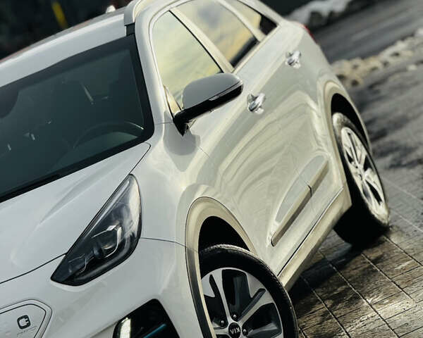 Білий Кіа Niro, об'ємом двигуна 0 л та пробігом 117 тис. км за 19750 $, фото 13 на Automoto.ua