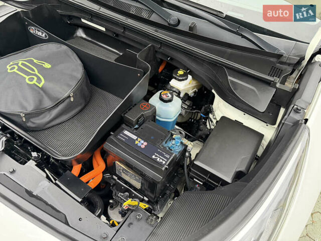 Білий Кіа Niro, об'ємом двигуна 0 л та пробігом 141 тис. км за 19499 $, фото 74 на Automoto.ua