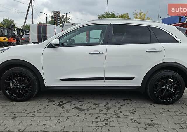 Киа Niro 2020 в Радомышле на Automoto.ua Белый Киа Niro, объемом двигателя 0 л и пробегом 73 тыс. км за 22300 $, фото 3 на Automoto.ua
