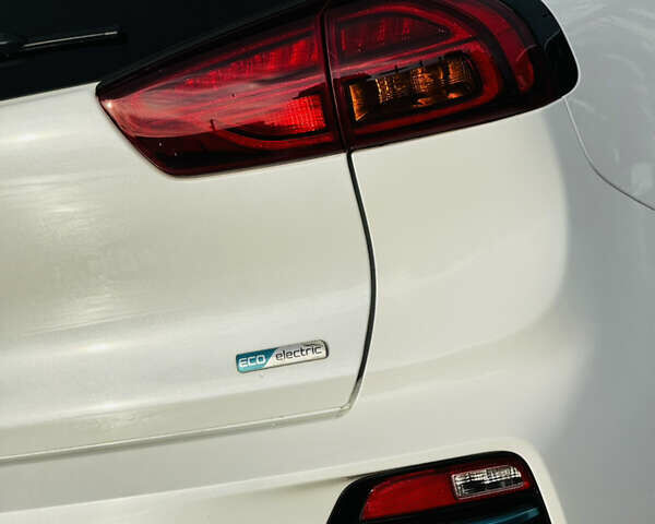 Білий Кіа Niro, об'ємом двигуна 0 л та пробігом 117 тис. км за 19750 $, фото 26 на Automoto.ua